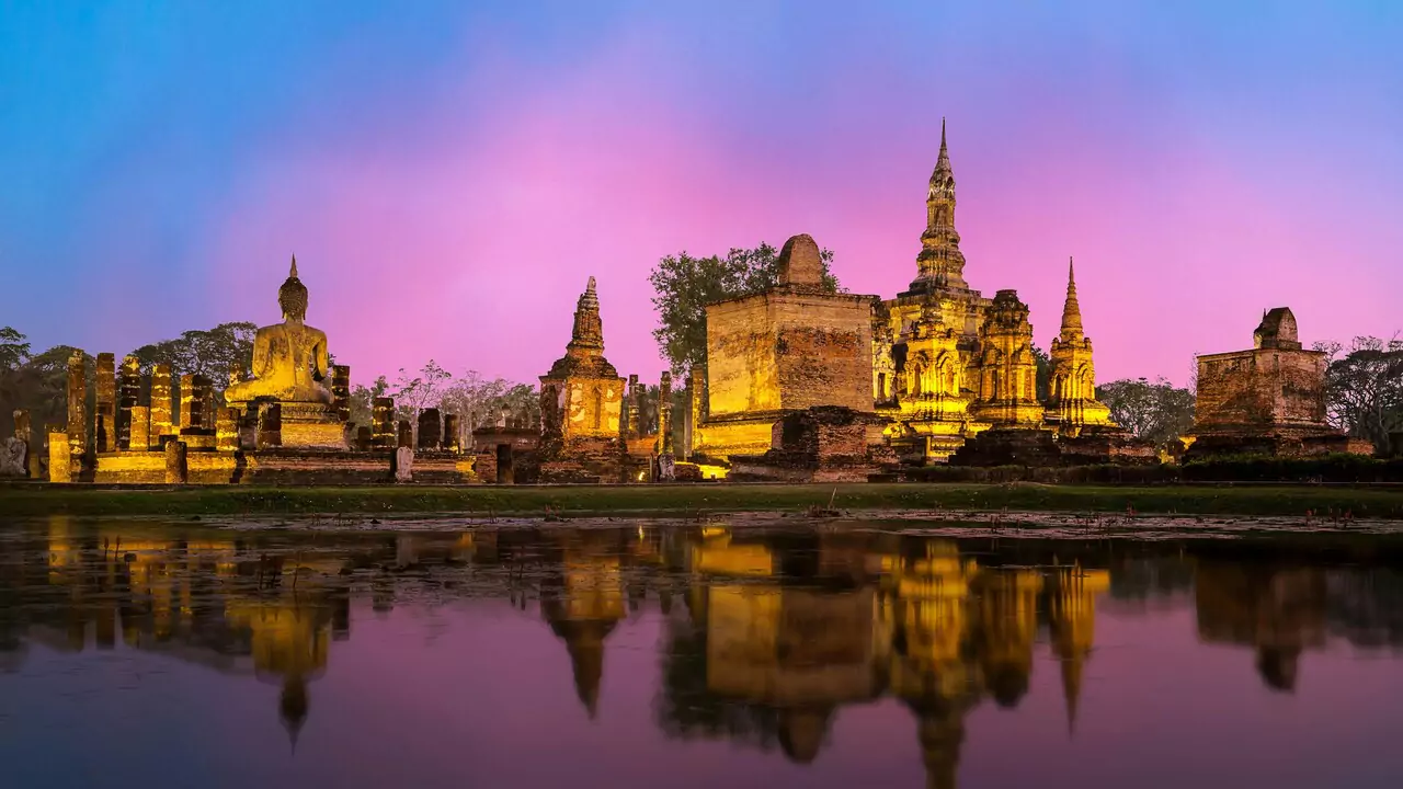 A serene view of Wat Phra That, showcasing its golden stupa and intricate architecture.