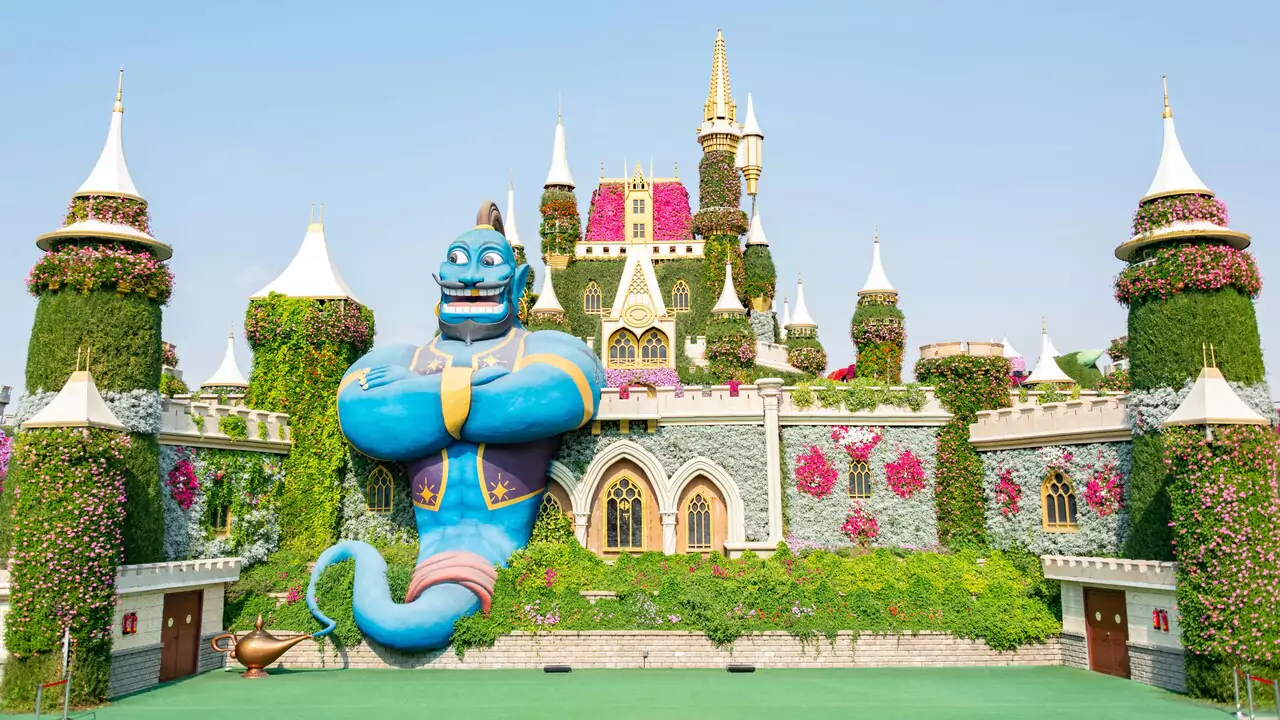 Big genie statue in Dubai's miracle garden.