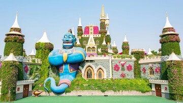 Big genie statue in Dubai's miracle garden.