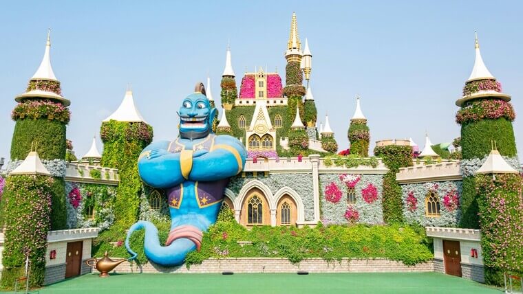 Big genie statue in Dubai's miracle garden.